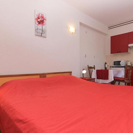 Family Friendly Apartments With A Swimming Pool Baska Voda, Makarska - 12442 Rom bilde