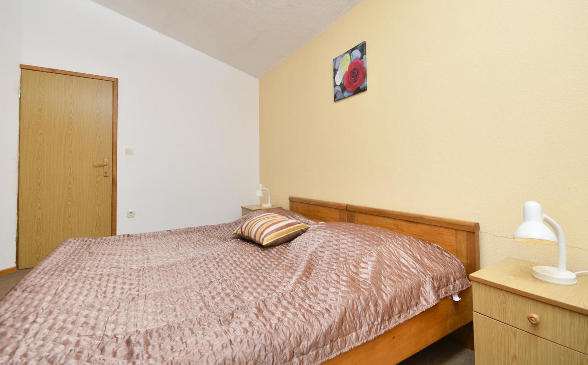 Family Friendly Apartments With A Swimming Pool Baska Voda, Makarska - 12442 Rom bilde