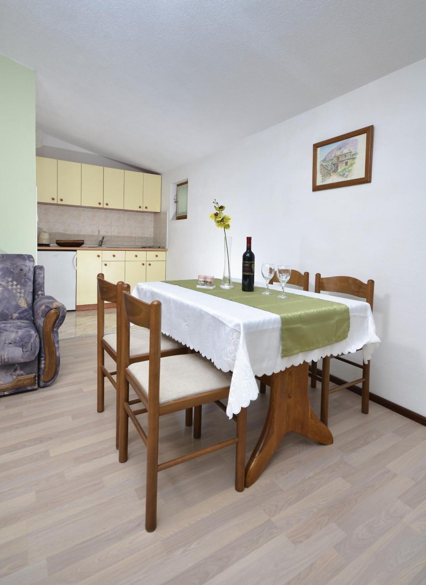 Family Friendly Apartments With A Swimming Pool Baska Voda, Makarska - 12442 Rom bilde