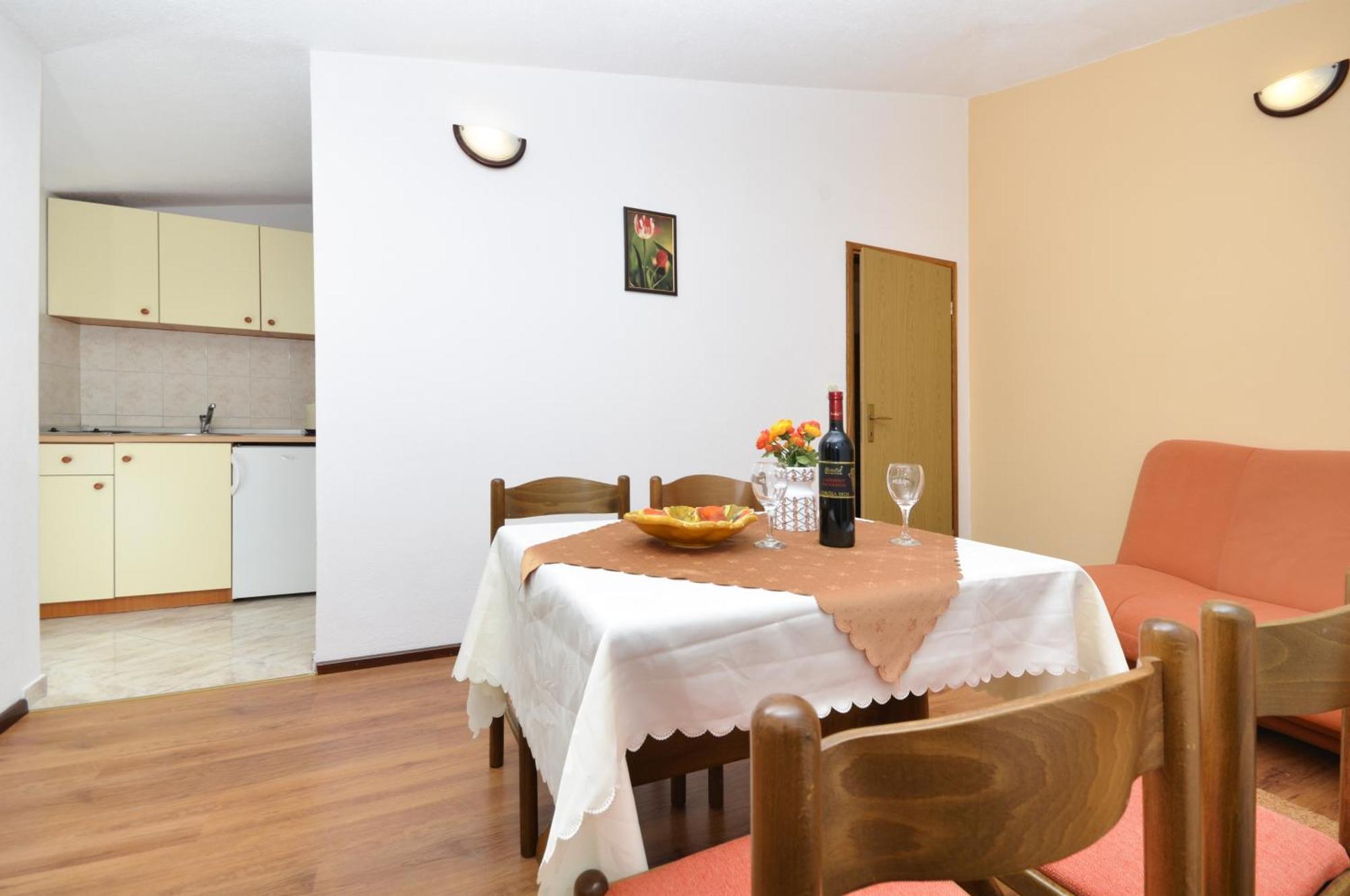 Family Friendly Apartments With A Swimming Pool Baska Voda, Makarska - 12442 Rom bilde