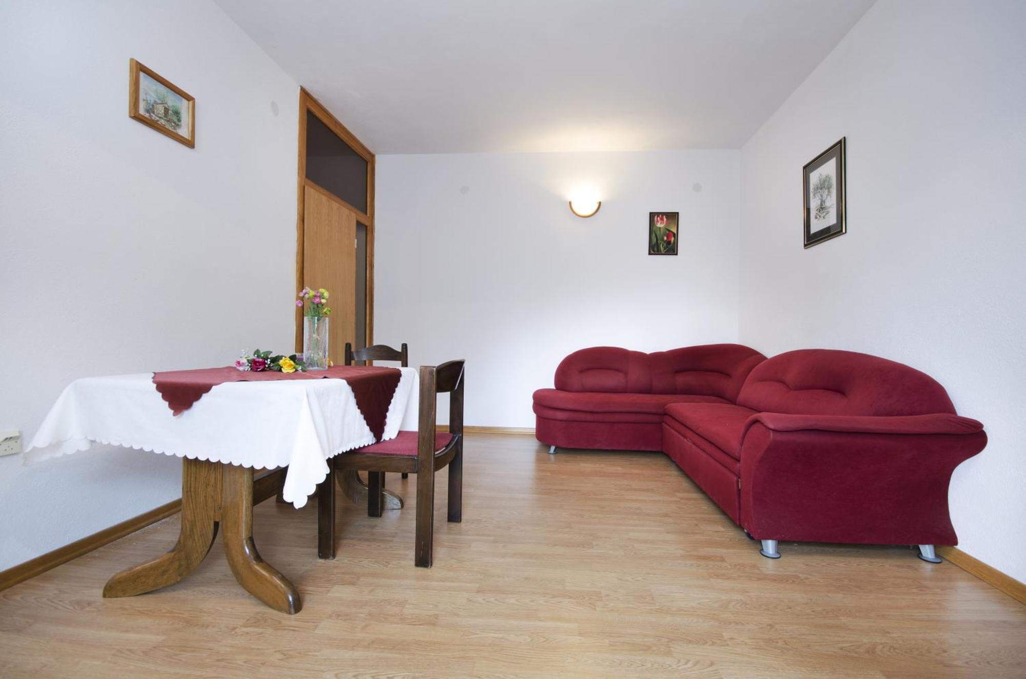 Family Friendly Apartments With A Swimming Pool Baska Voda, Makarska - 12442 Rom bilde