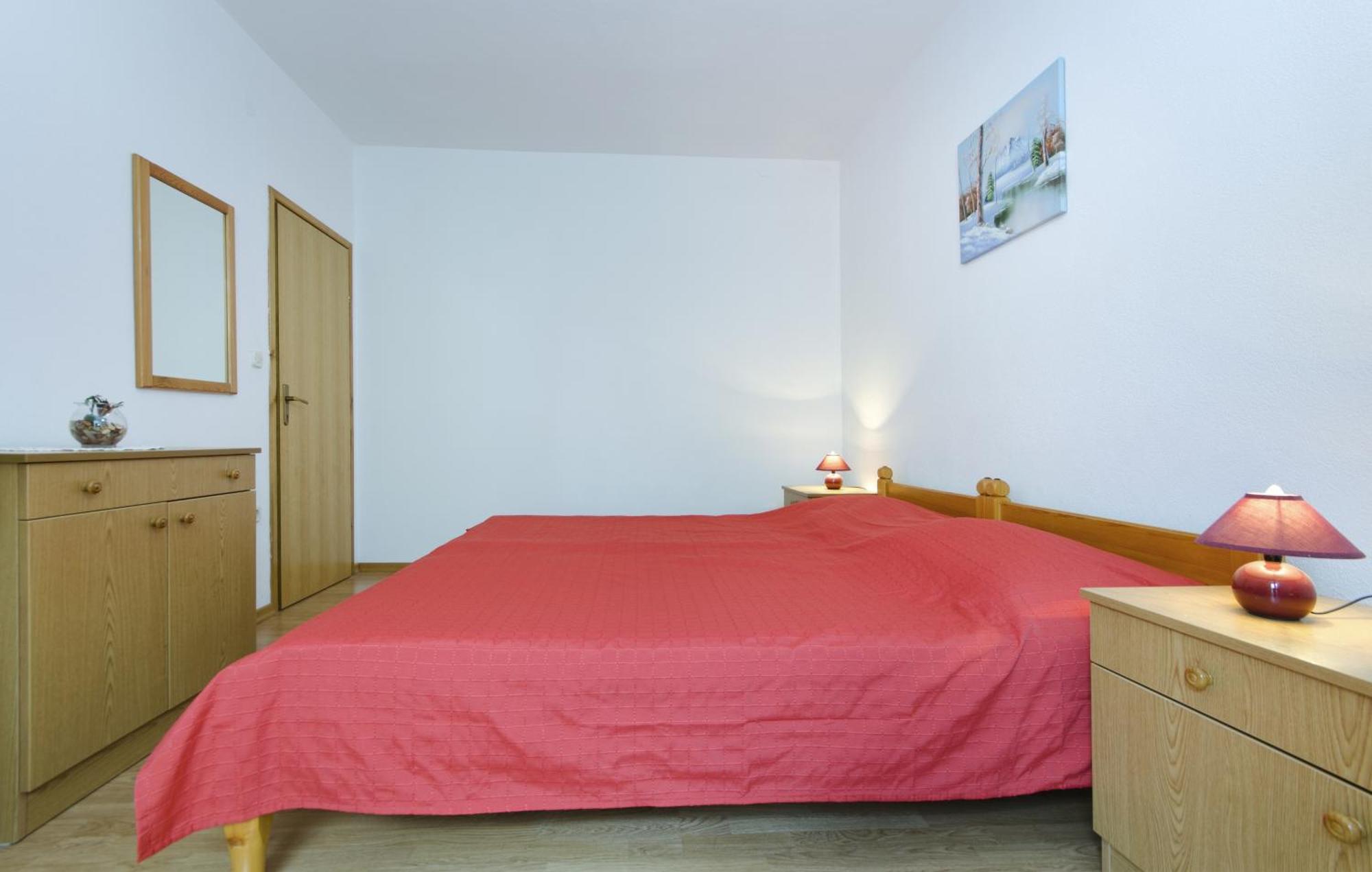 Family Friendly Apartments With A Swimming Pool Baska Voda, Makarska - 12442 Rom bilde