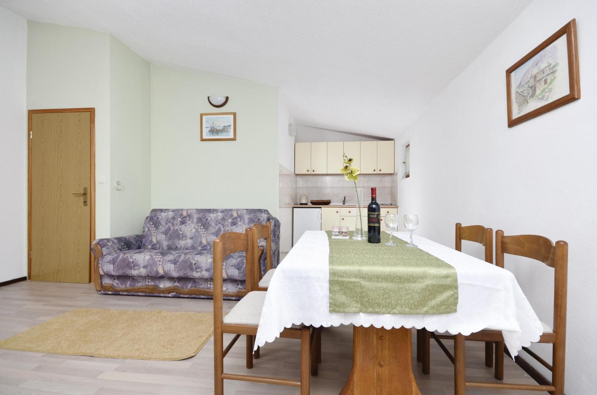 Family Friendly Apartments With A Swimming Pool Baska Voda, Makarska - 12442 Rom bilde