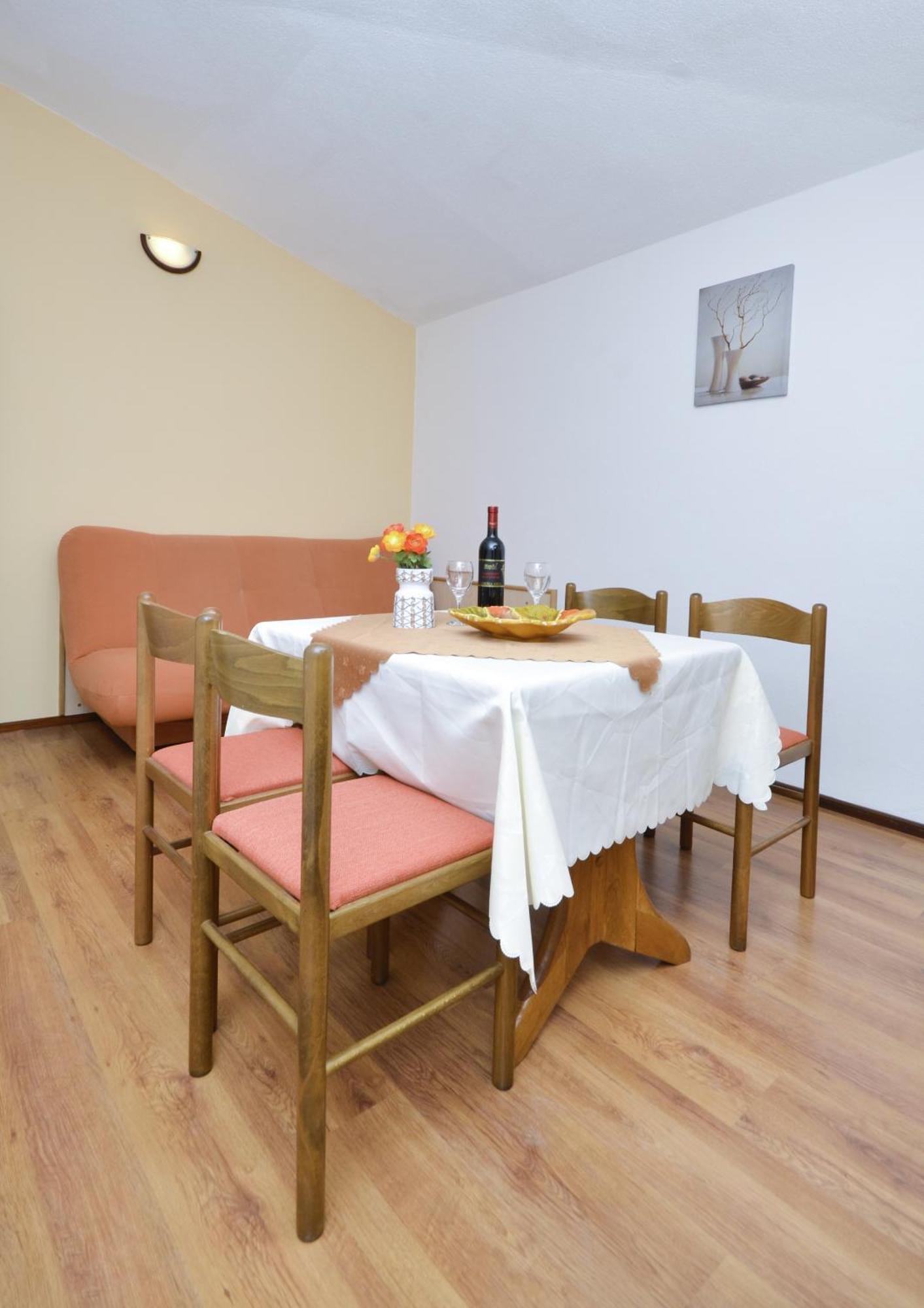 Family Friendly Apartments With A Swimming Pool Baska Voda, Makarska - 12442 Rom bilde